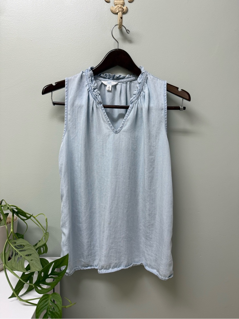Time & tru sleeveless light denim top small